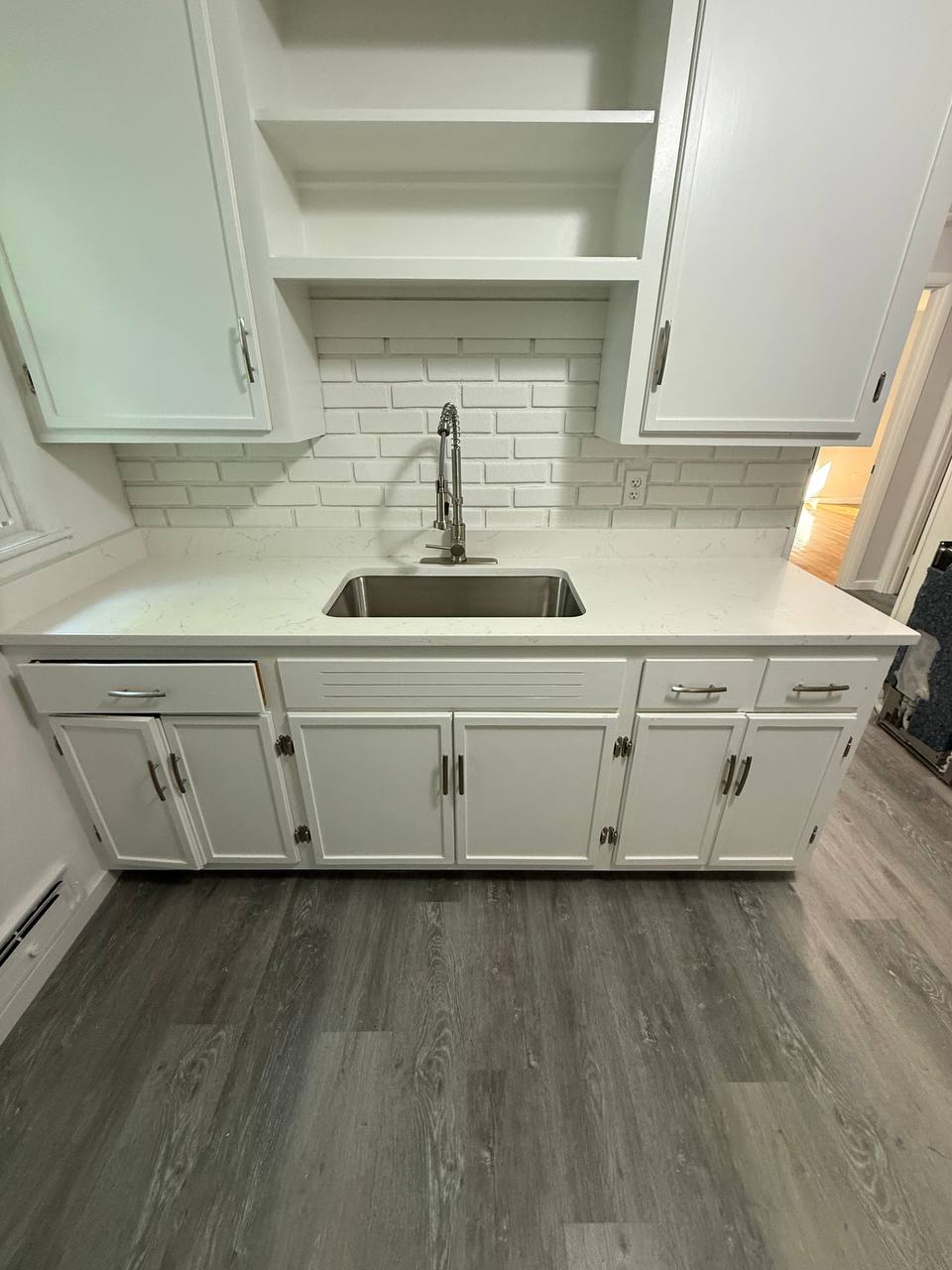 Kitchen with stainless sink, pull-down faucet and white subway tile backsplash
